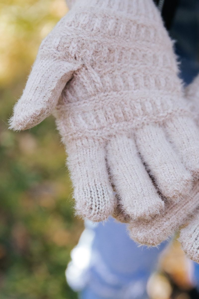 fuzzy cable knit smart touch gloves taupe 836009